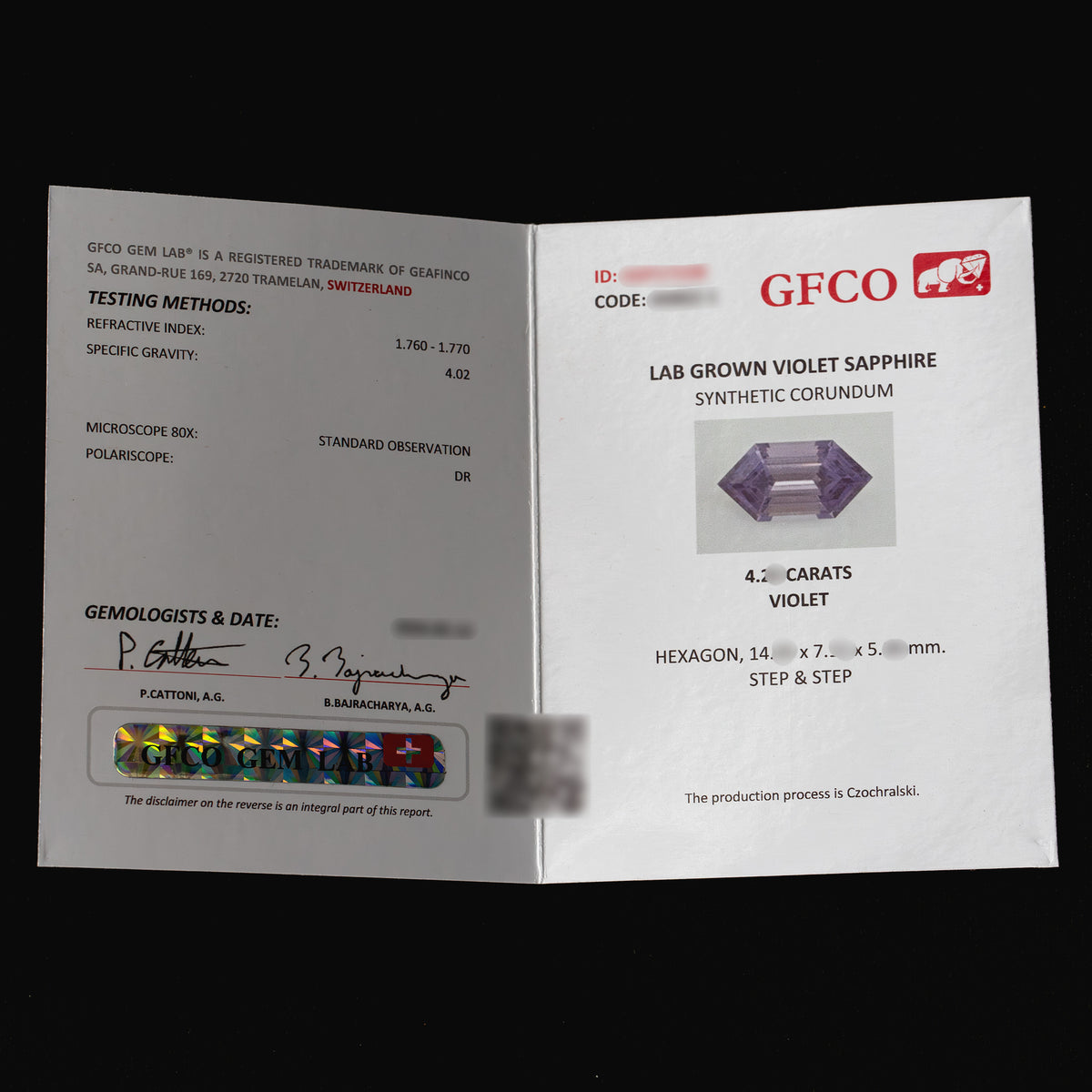 Informe de muestra GFCO representativo para un zafiro violeta creado en laboratorio; los números de identificación y algunas medidas están enmascarados. La pieza suministrada tiene su propio informe de laboratorio local.