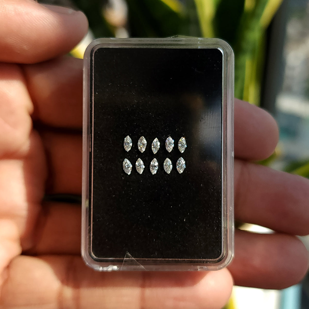 輪郭のそろい具合を示す、小さな天然マーキースダイヤモンドのまとまり。