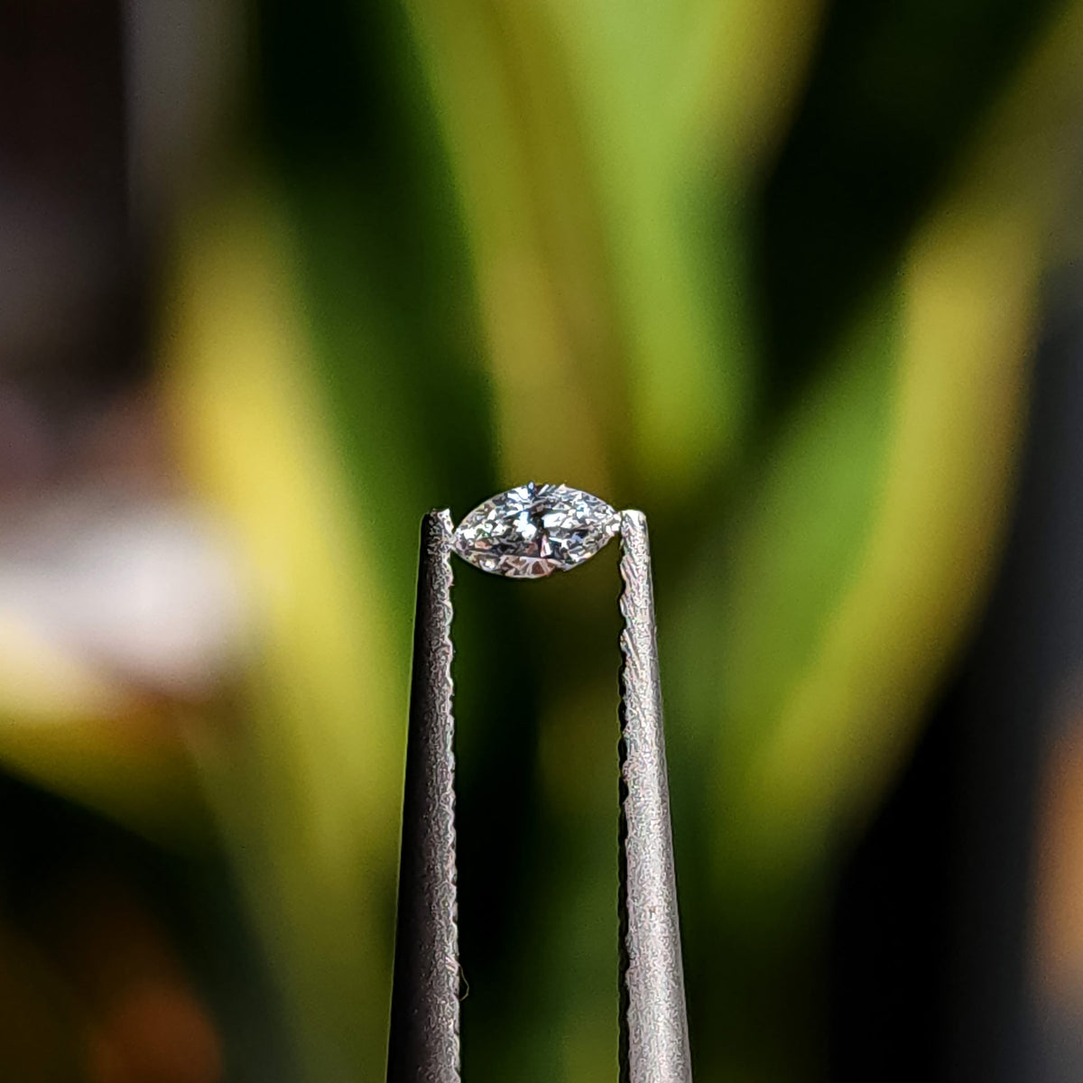 マッチドセットのイメージとして、暗色の表面に並べた代表的な3x1.5mmマーキースダイヤモンド。