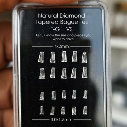 Exhibición etiquetada de diamantes naturales baguette trapezoidales que compara tamaños 4x2mm y 3x1.5mm e indica color F-G y pureza VS.