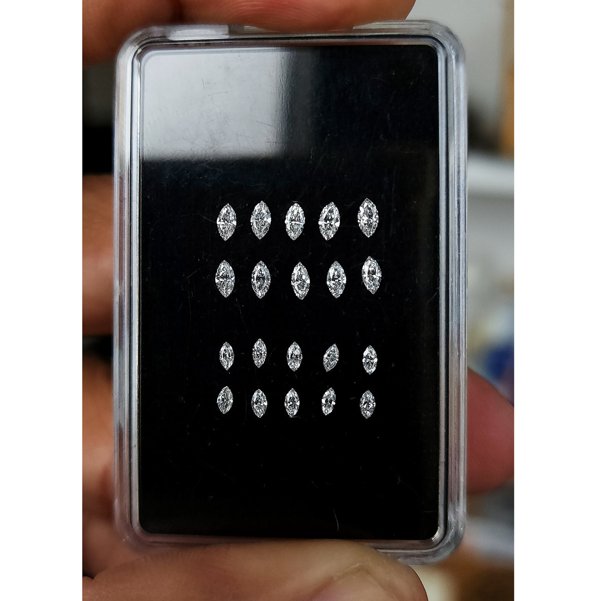 手と並べてサイズ感を示した、代表的な3x1.5mmマーキースダイヤモンドの在庫例。