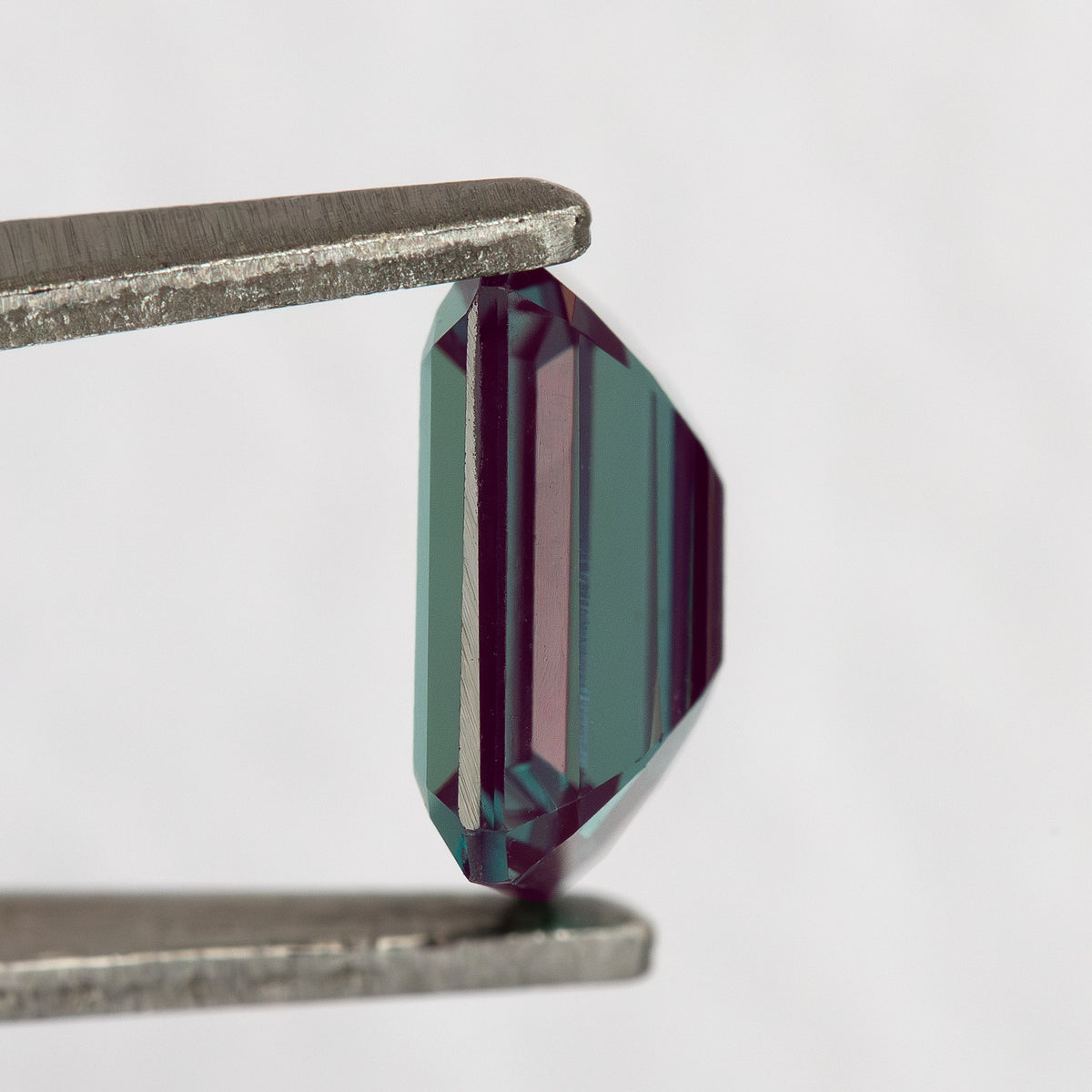 Side profile of the emerald-cut sample showing its thickness and pavilion.
