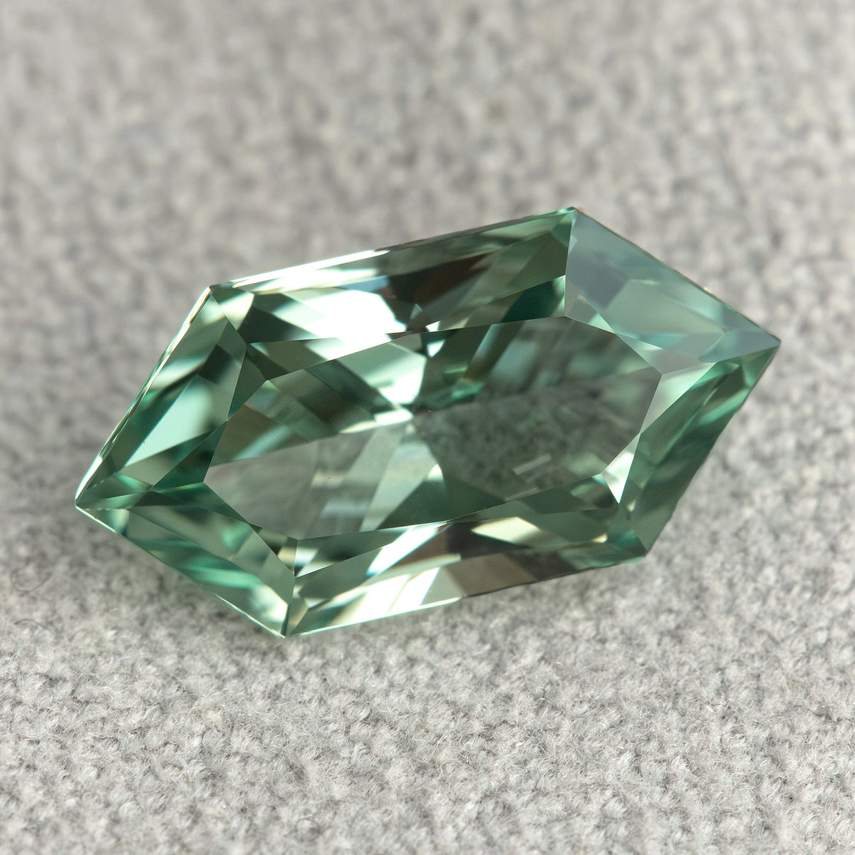 Lab-grown sapphire BG0089 representative product view 10