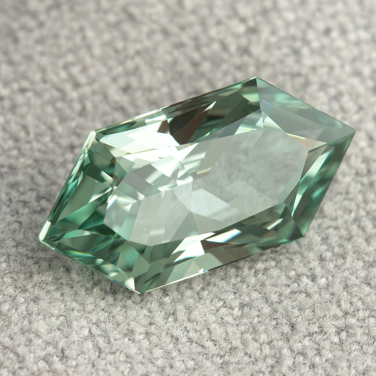 Lab-grown sapphire BG0089 representative product view 12