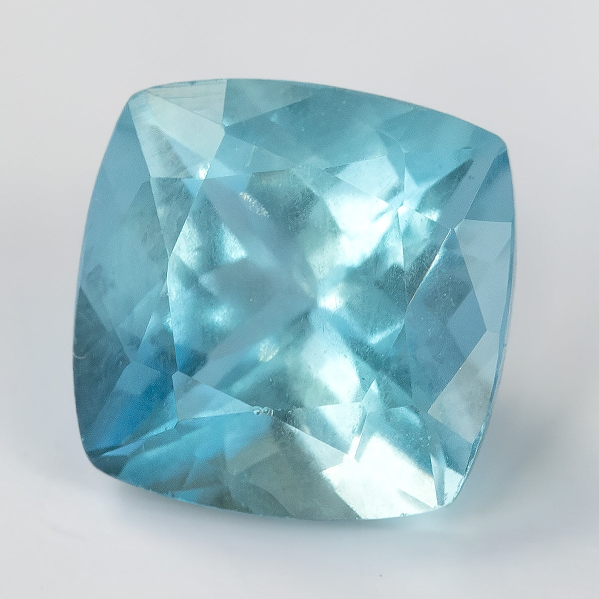 Acuamarina natural exacta de 2.08 ct, frontal, con color azul Santa María lechoso y contorno de cojín cuadrado.