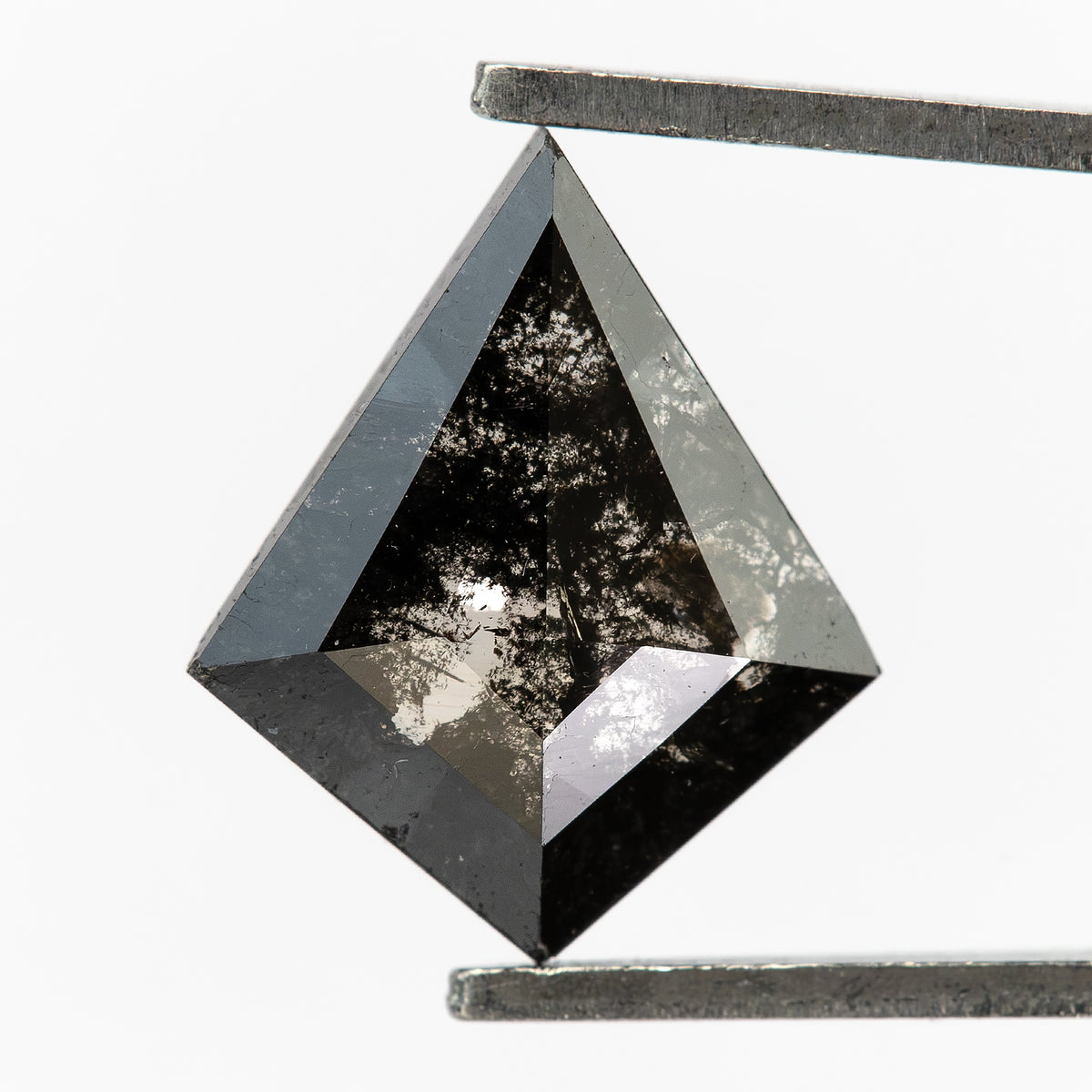 1.00 ct 天然ブラックダイヤモンド（カイトカット）、ソルト＆ペッパーの特徴、石の画像1、SKU BND155