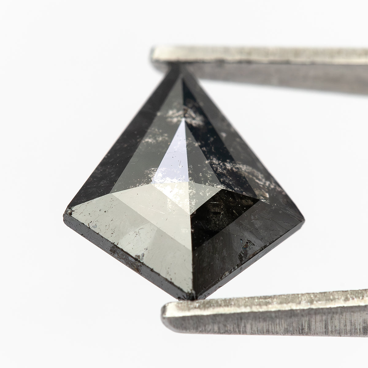 1.00 ct 天然ブラックダイヤモンド（カイトカット）、ソルト＆ペッパーの特徴、石の画像2、SKU BND155