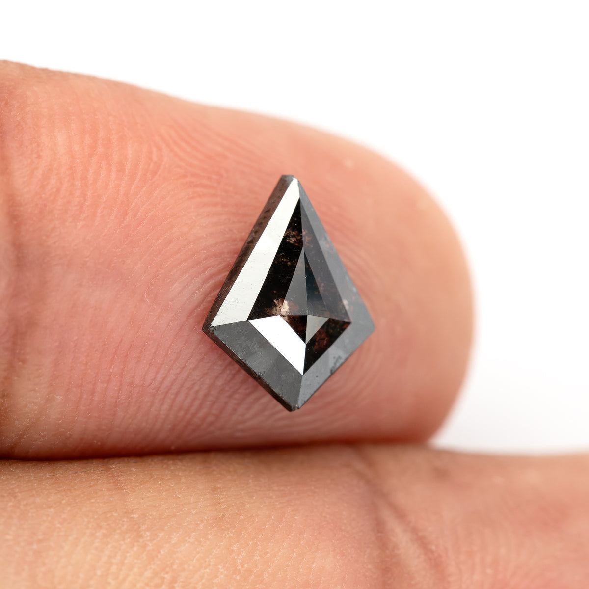 1.00 ct 天然ブラックダイヤモンド（カイトカット）、ソルト＆ペッパーの特徴、石の画像8、SKU BND155