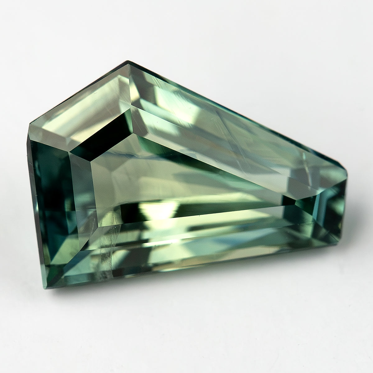 Zafiro pentagonal verde amarillento-azulado natural de 1.51 ct, vista de piedra 2, SKU BNS159