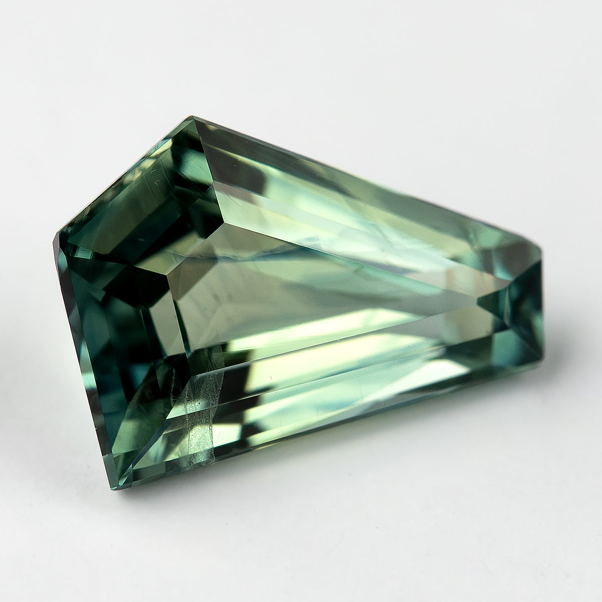 Zafiro pentagonal verde amarillento-azulado natural de 1.51 ct, vista de piedra 3, SKU BNS159