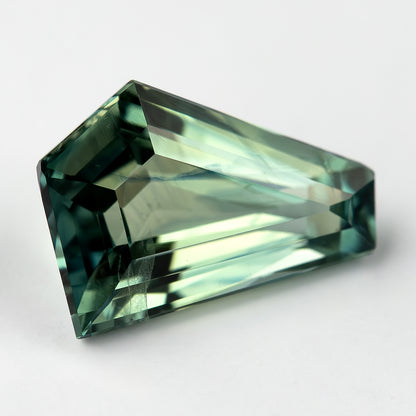 Zafiro pentagonal verde amarillento-azulado natural de 1.51 ct, vista de piedra 3, SKU BNS159