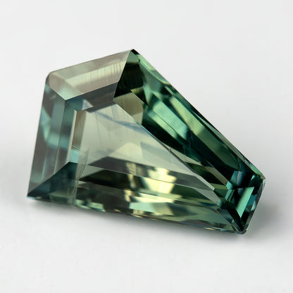Zafiro pentagonal verde amarillento-azulado natural de 1.51 ct, vista de piedra 4, SKU BNS159