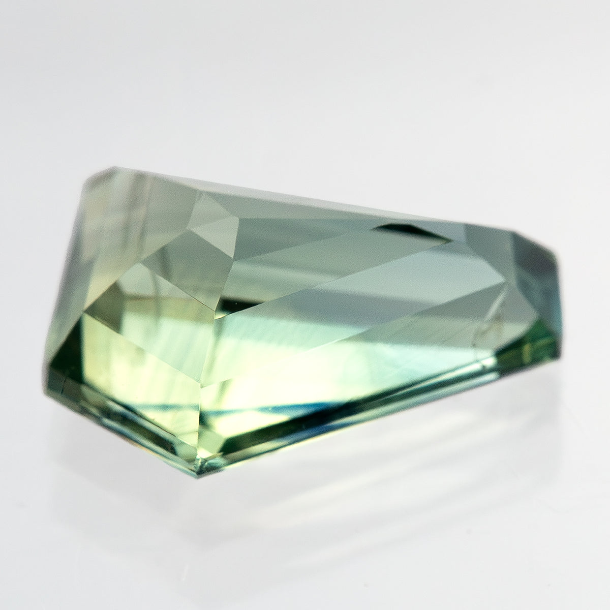 Zafiro pentagonal verde amarillento-azulado natural de 1.51 ct, vista de piedra 6, SKU BNS159