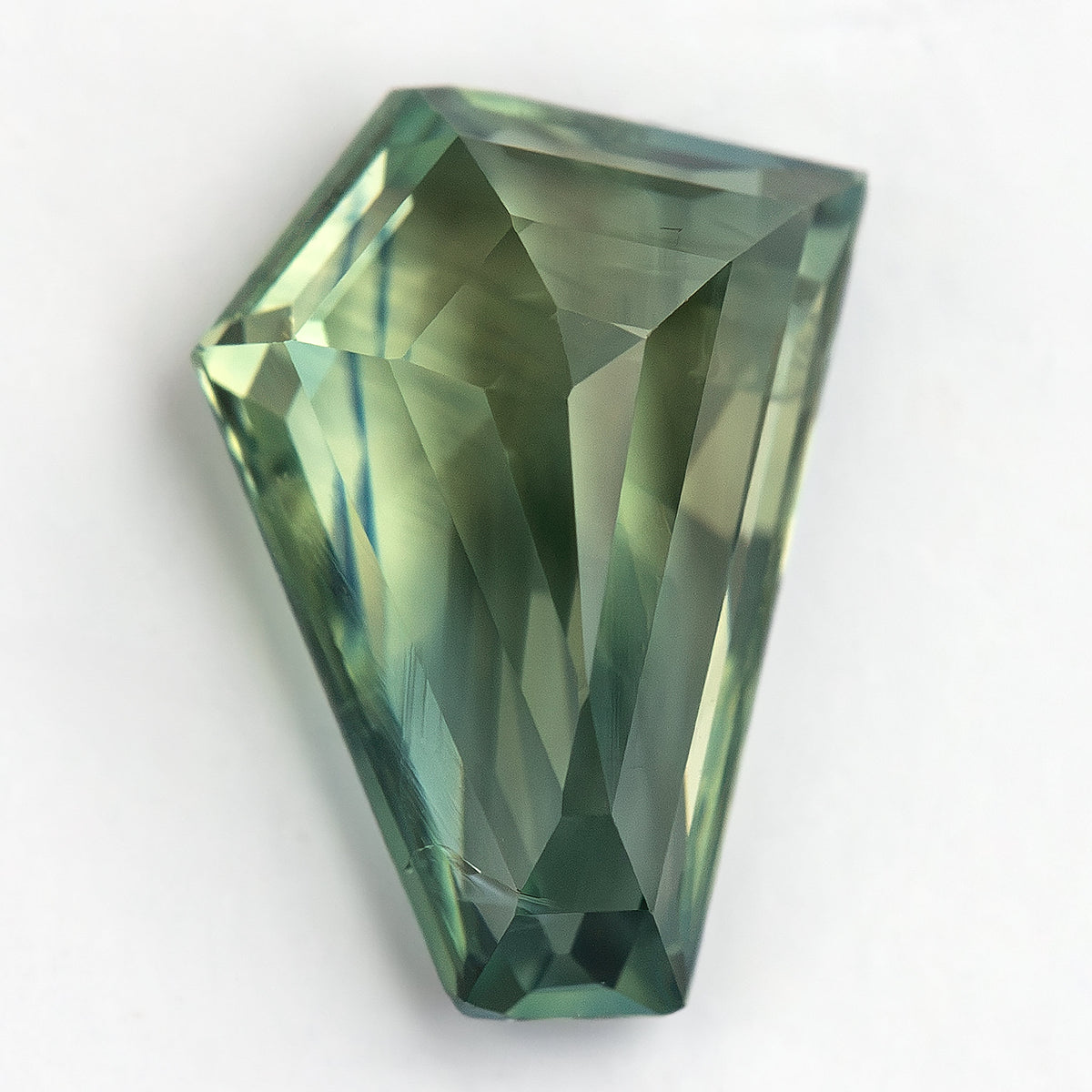 Zafiro pentagonal verde amarillento-azulado natural de 1.51 ct, vista de piedra 7, SKU BNS159