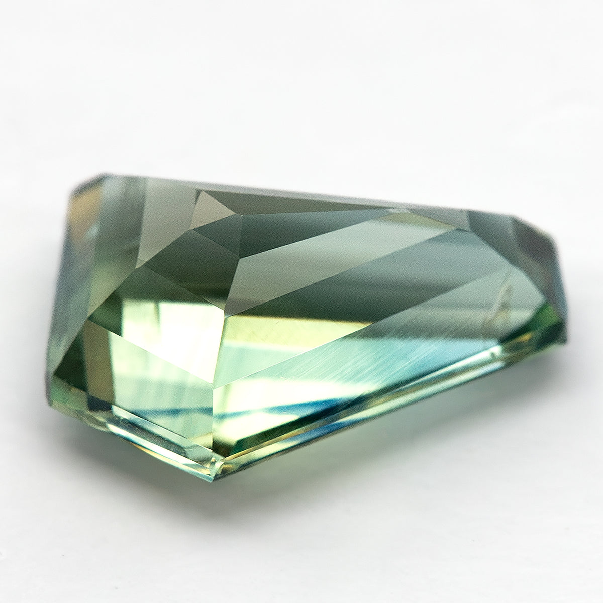 Zafiro pentagonal verde amarillento-azulado natural de 1.51 ct, vista de piedra 8, SKU BNS159