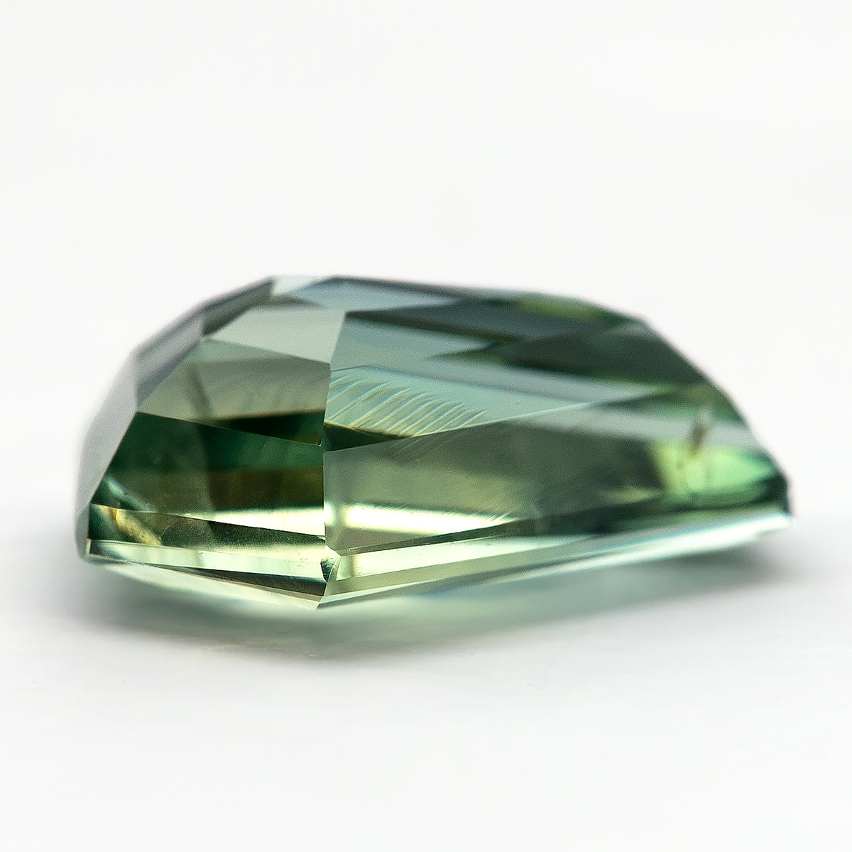 Zafiro pentagonal verde amarillento-azulado natural de 1.51 ct, vista de piedra 9, SKU BNS159