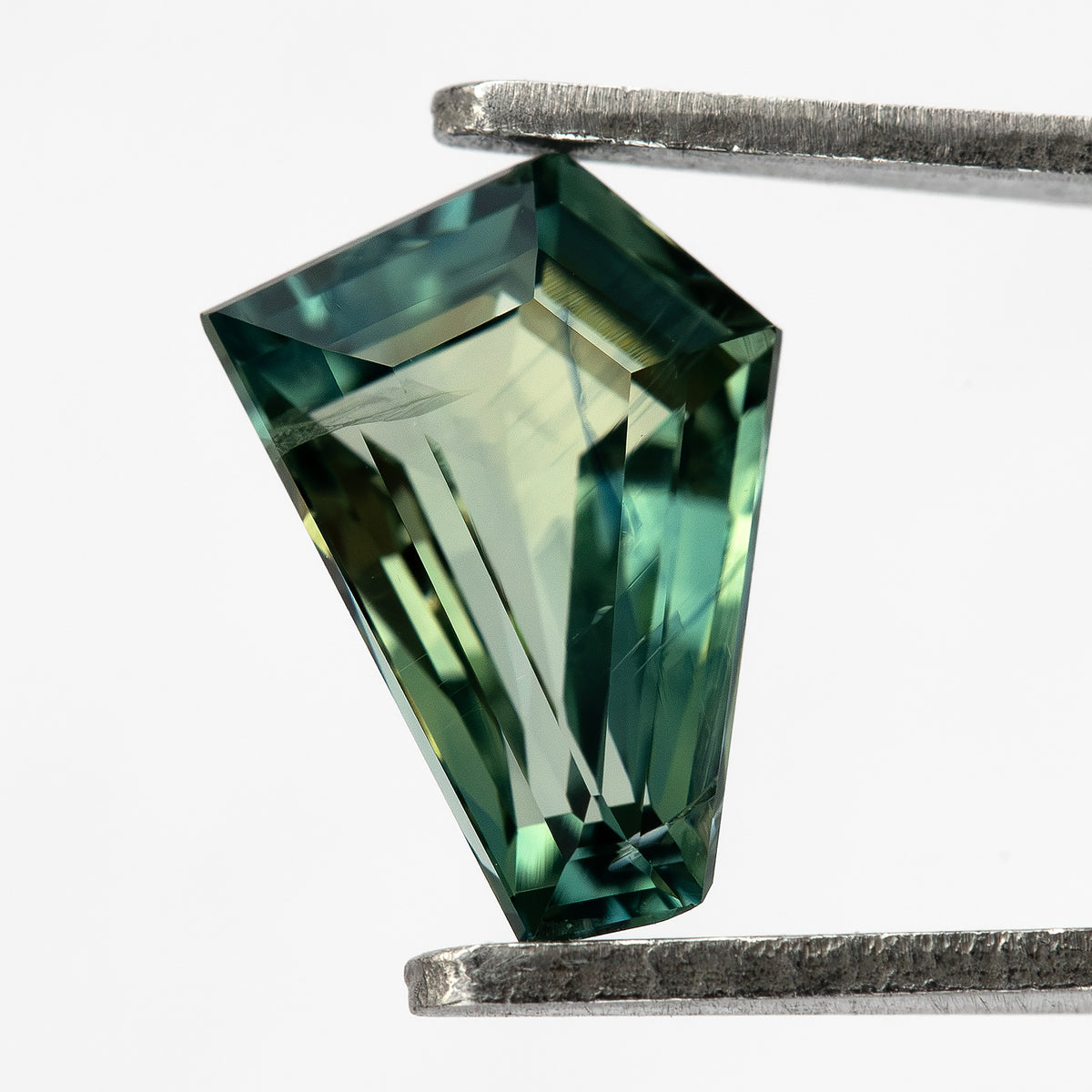 Zafiro pentagonal verde amarillento-azulado natural de 1.51 ct, vista de piedra 10, SKU BNS159