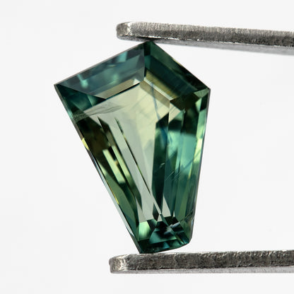 Zafiro pentagonal verde amarillento-azulado natural de 1.51 ct, vista de piedra 10, SKU BNS159