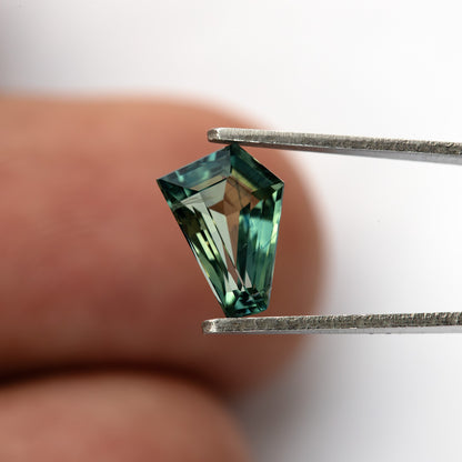 Zafiro pentagonal verde amarillento-azulado natural de 1.51 ct, vista de piedra 11, SKU BNS159