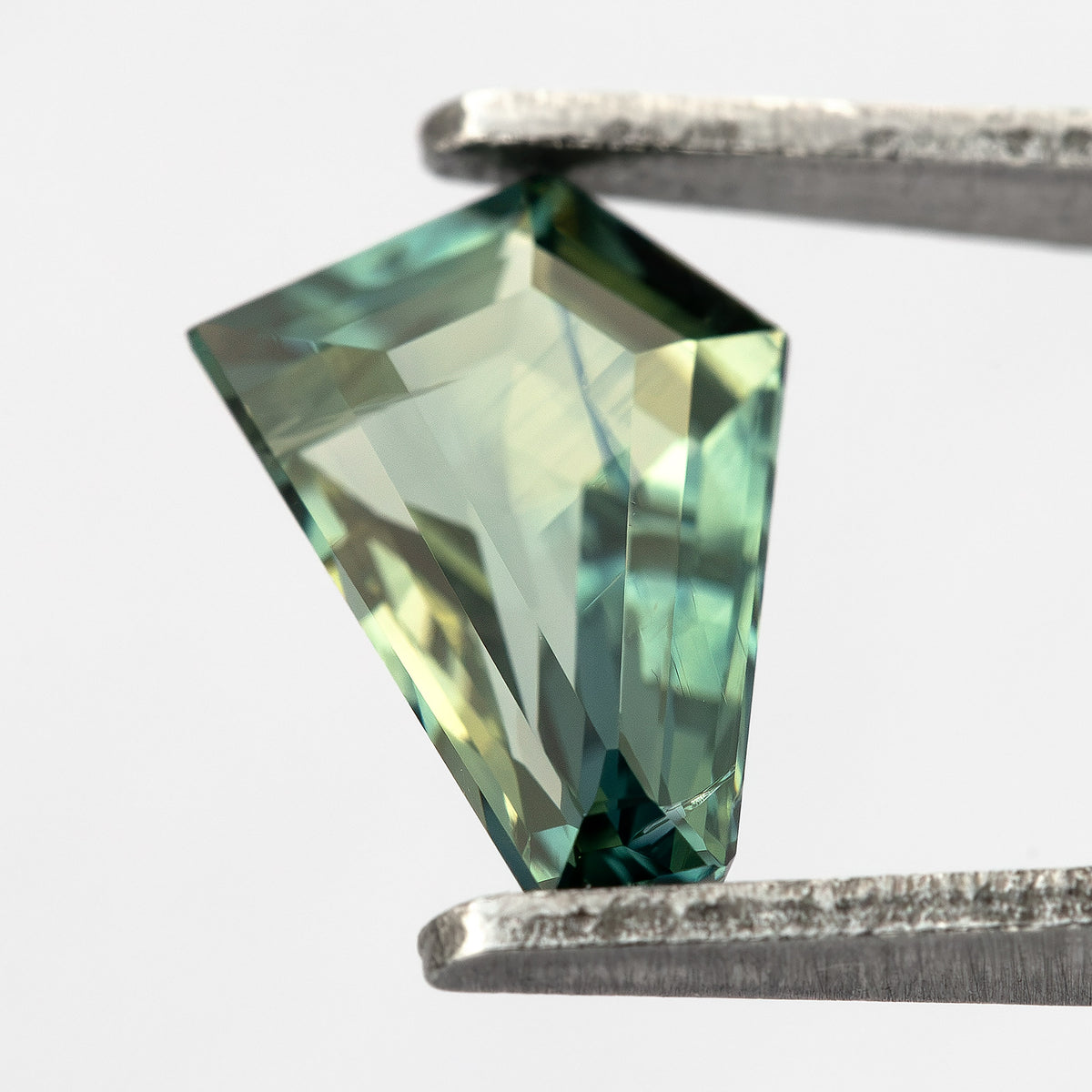 Zafiro pentagonal verde amarillento-azulado natural de 1.51 ct, vista de piedra 12, SKU BNS159