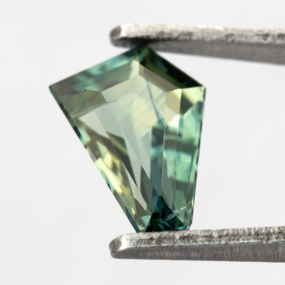Zafiro pentagonal verde amarillento-azulado natural de 1.51 ct, vista de piedra 12, SKU BNS159