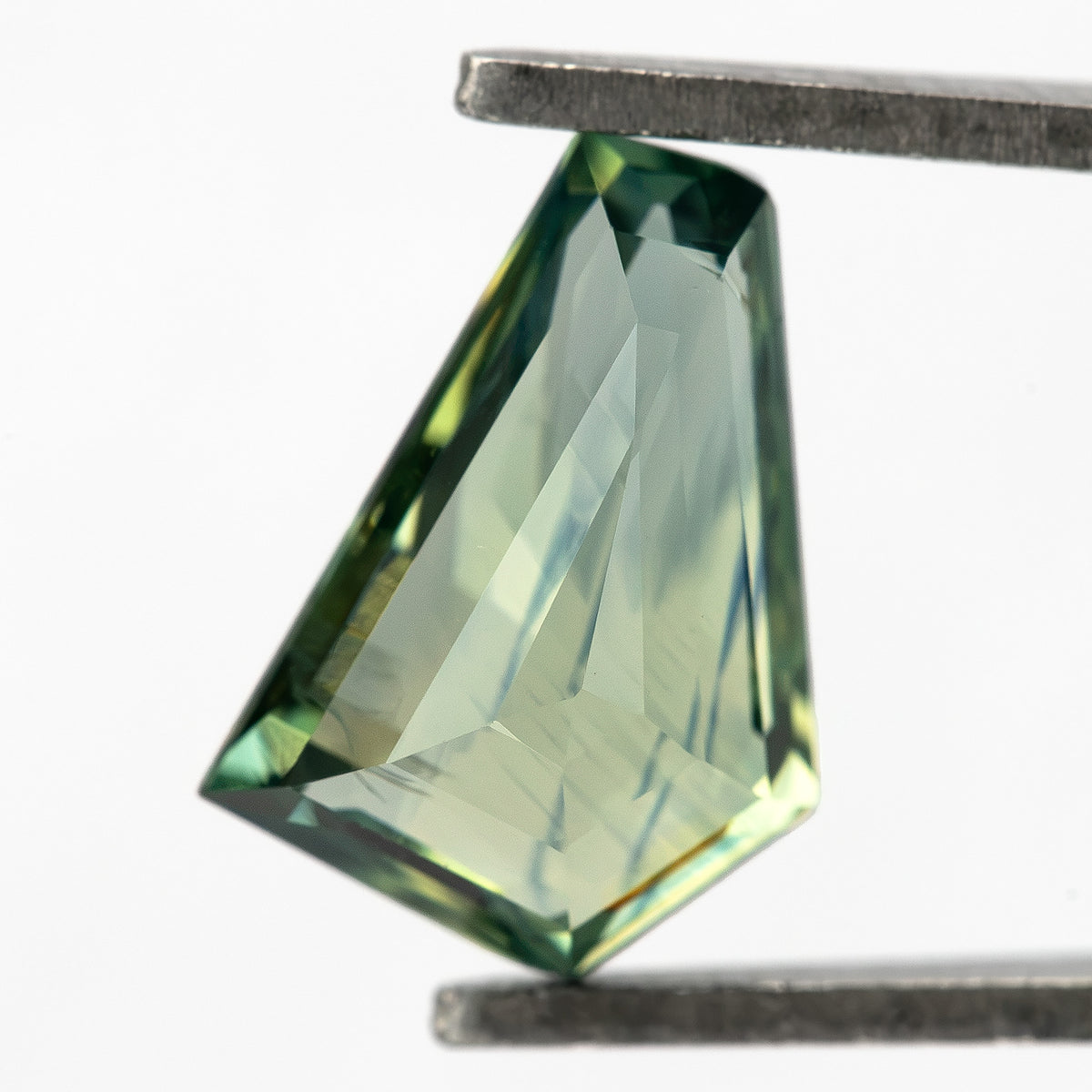 Zafiro pentagonal verde amarillento-azulado natural de 1.51 ct, vista de piedra 13, SKU BNS159