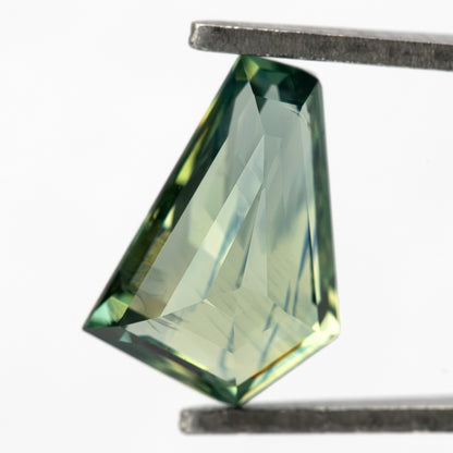 Zafiro pentagonal verde amarillento-azulado natural de 1.51 ct, vista de piedra 13, SKU BNS159