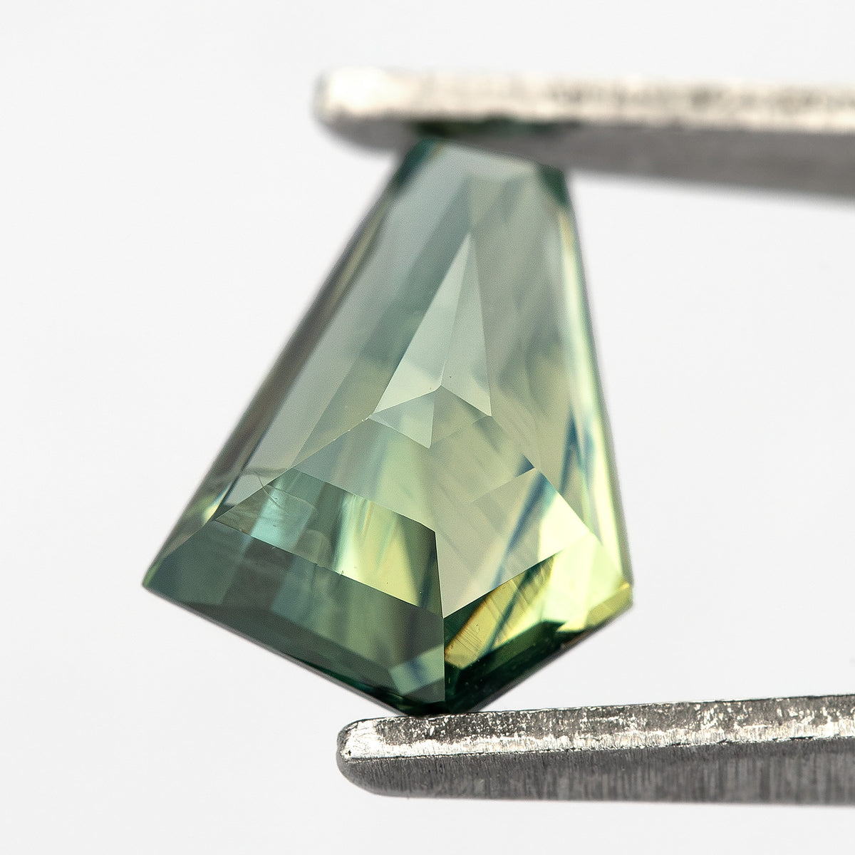 Zafiro pentagonal verde amarillento-azulado natural de 1.51 ct, vista de piedra 14, SKU BNS159