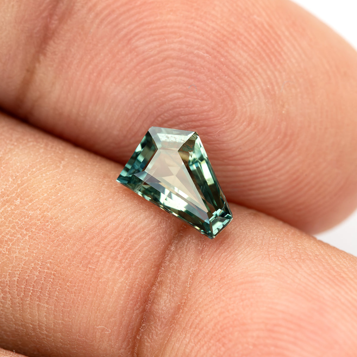Zafiro pentagonal verde amarillento-azulado natural de 1.51 ct, vista de piedra 15, SKU BNS159