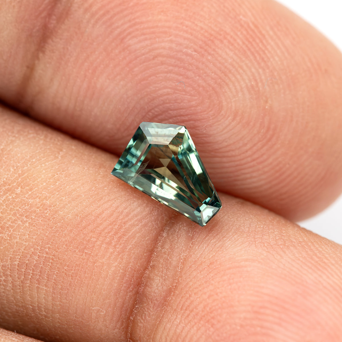 Zafiro pentagonal verde amarillento-azulado natural de 1.51 ct, vista de piedra 16, SKU BNS159