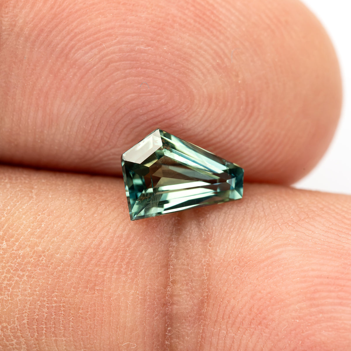 Zafiro pentagonal verde amarillento-azulado natural de 1.51 ct, vista de piedra 17, SKU BNS159
