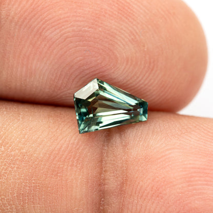 Zafiro pentagonal verde amarillento-azulado natural de 1.51 ct, vista de piedra 17, SKU BNS159