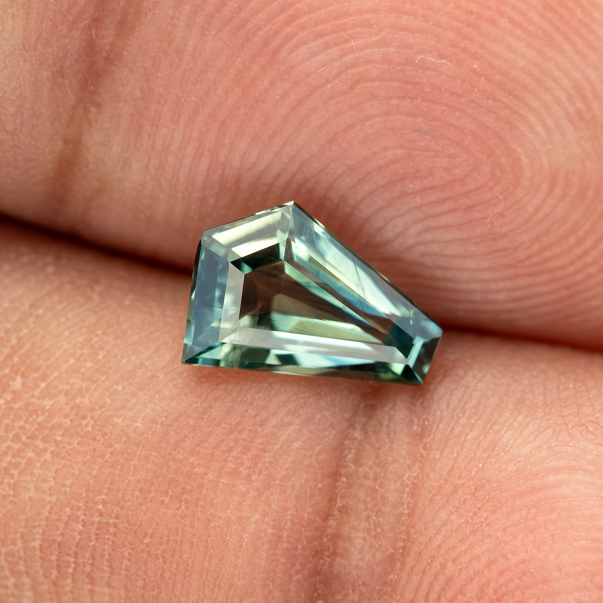 Zafiro pentagonal verde amarillento-azulado natural de 1.51 ct, vista de piedra 18, SKU BNS159