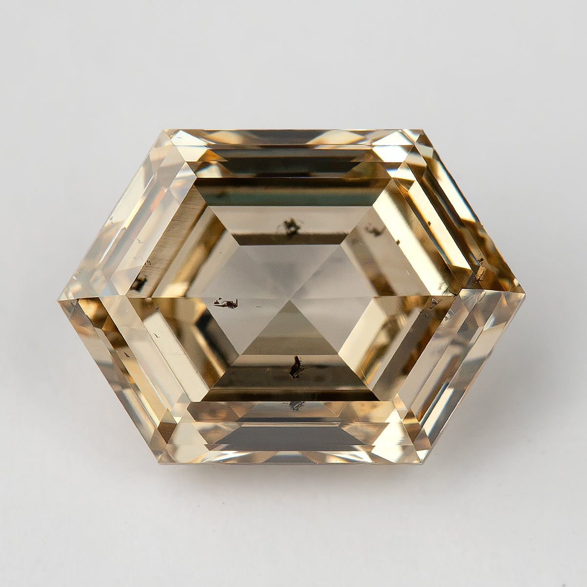 Horizontal face-up macro showing light brown yellow step facets. IGI-HEXA-5924-0195CT.