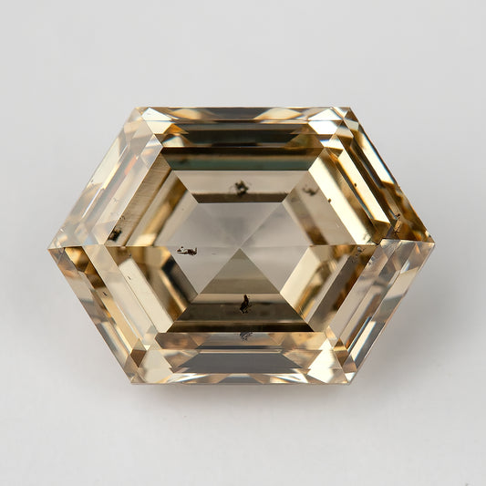 Horizontal face-up macro showing light brown yellow step facets. IGI-HEXA-5924-0195CT.