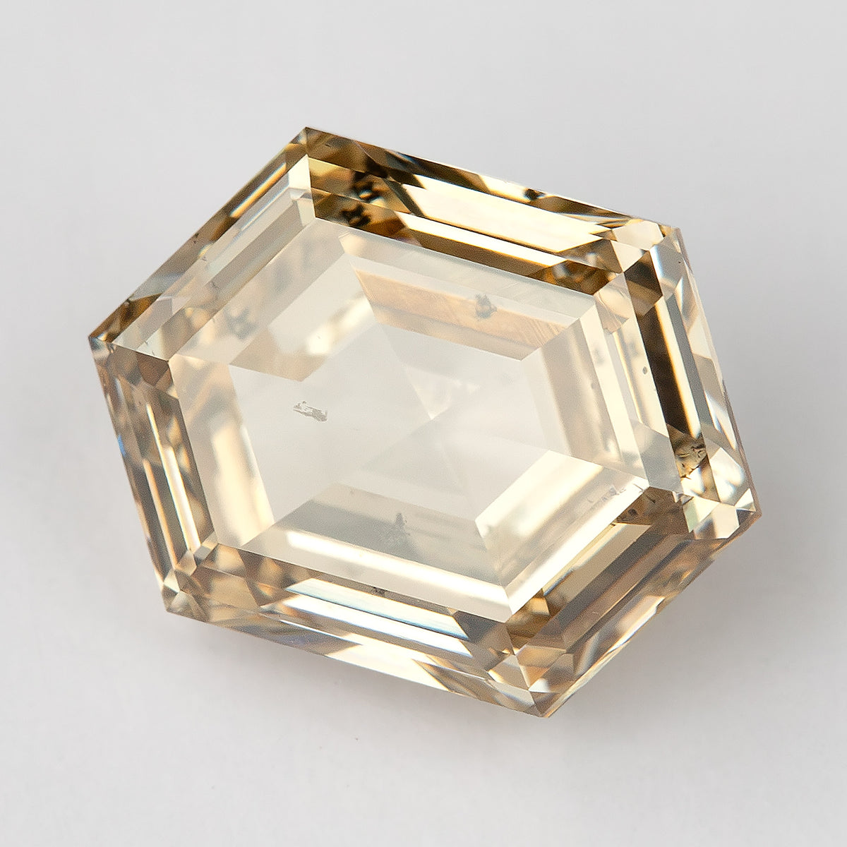 Angled face-up macro with pale yellow and brown reflections. IGI-HEXA-5924-0195CT.