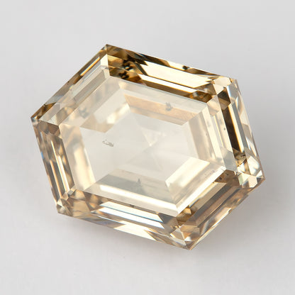 Angled face-up macro with pale yellow and brown reflections. IGI-HEXA-5924-0195CT.
