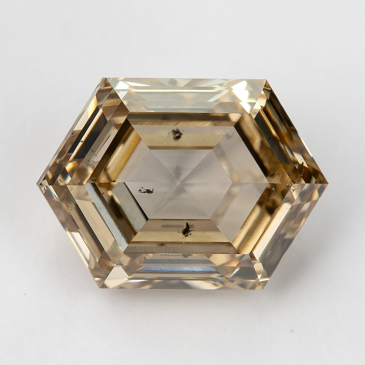 Straight face-up macro showing the outline and visible inclusions. IGI-HEXA-5924-0195CT.