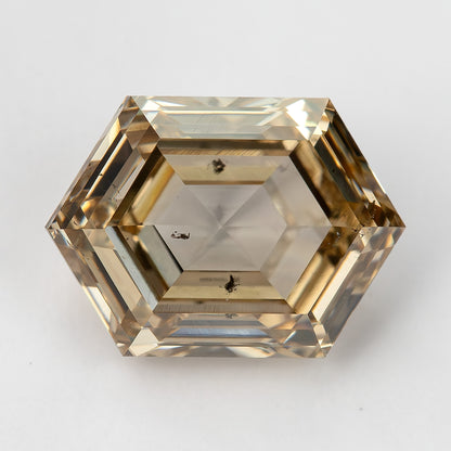Straight face-up macro showing the outline and visible inclusions. IGI-HEXA-5924-0195CT.
