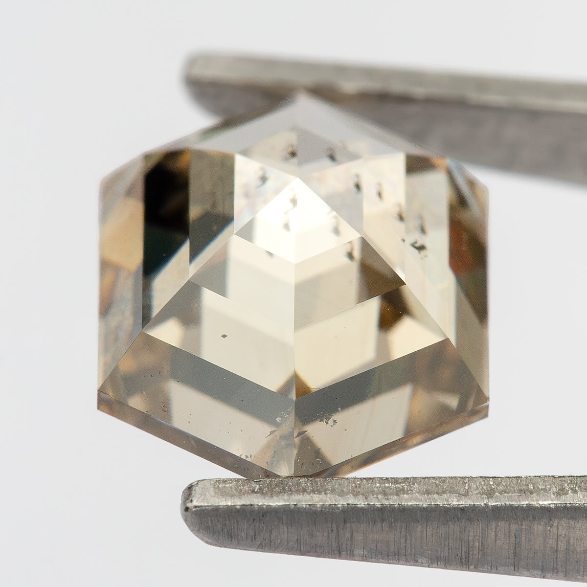 Close pavilion macro showing facet pattern and internal features. IGI-HEXA-5924-0195CT.