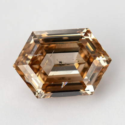 Horizontal face-up macro with brown step facets and visible I1 characteristics. IGI-HEXA-5925-0110CT.