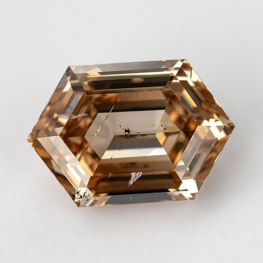 Horizontal face-up macro with brown step facets and visible I1 characteristics. IGI-HEXA-5925-0110CT.