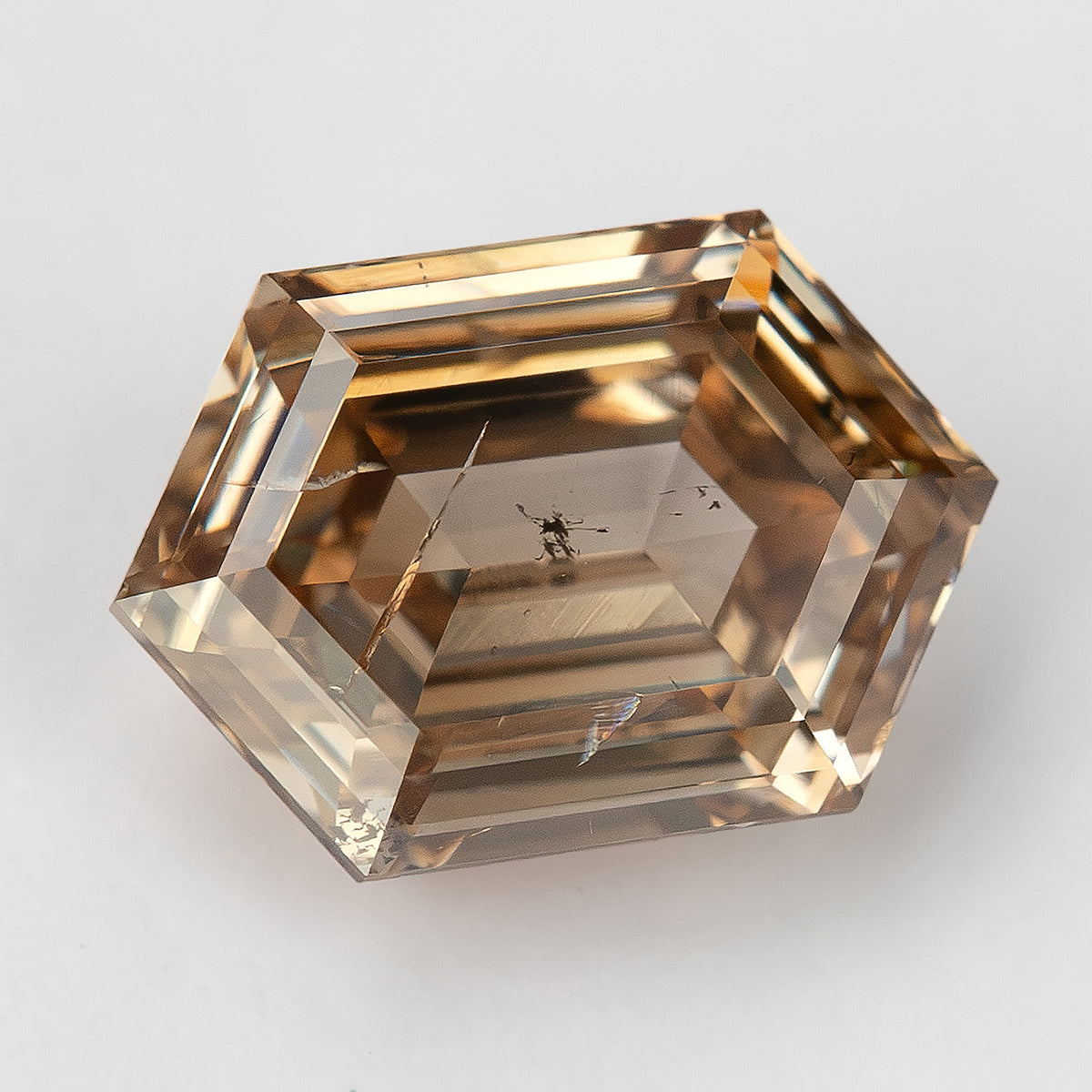 Alternate face-up macro with brown reflections and internal features. IGI-HEXA-5925-0110CT.