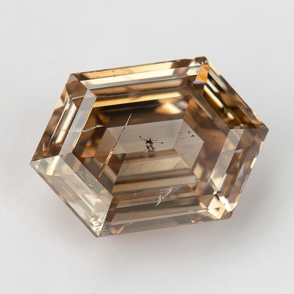 Alternate face-up macro with brown reflections and internal features. IGI-HEXA-5925-0110CT.