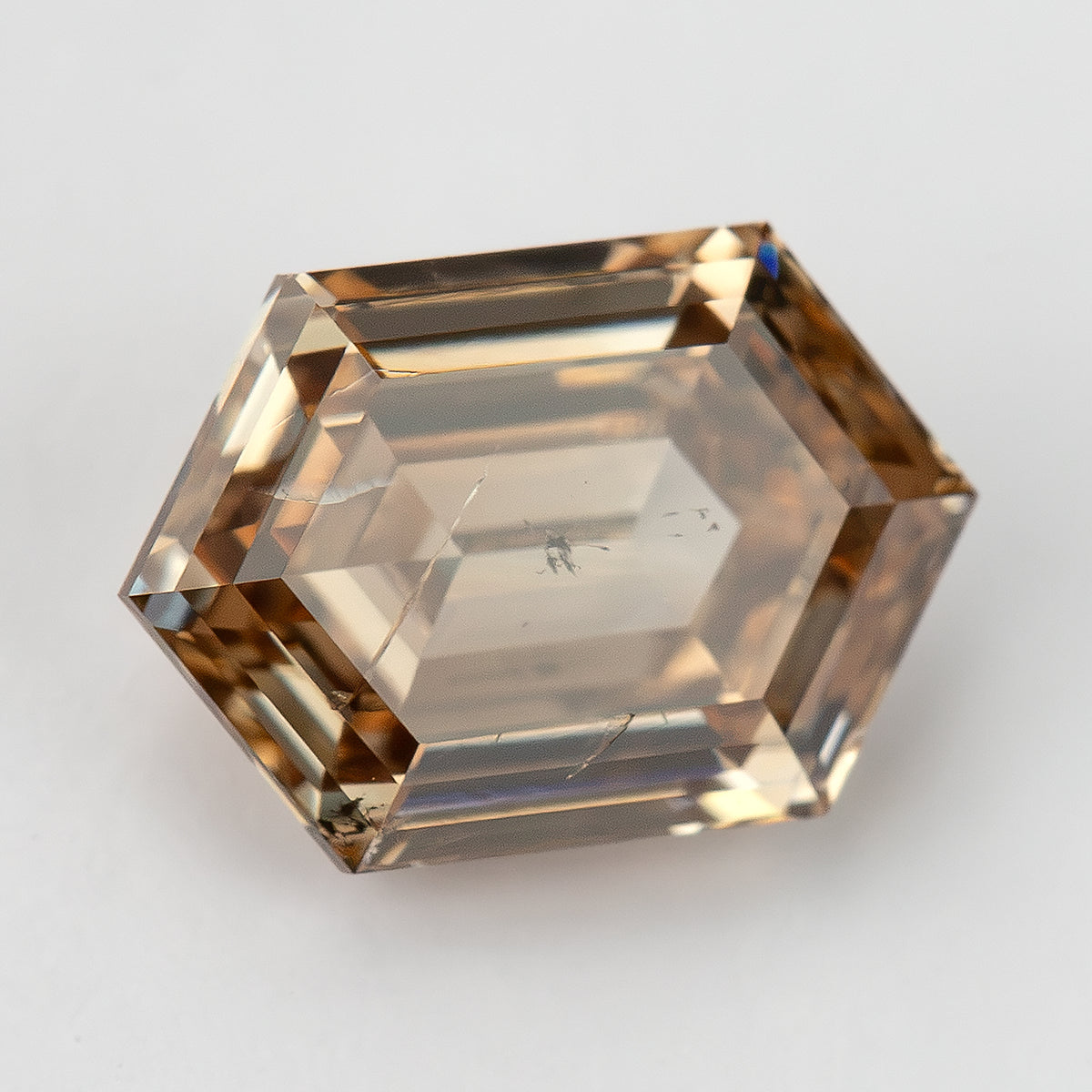 Alternate light-angle macro showing softer brown reflections. IGI-HEXA-5925-0110CT.