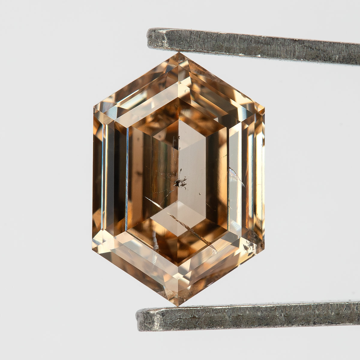Upright face-up view held in tweezers. IGI-HEXA-5925-0110CT.