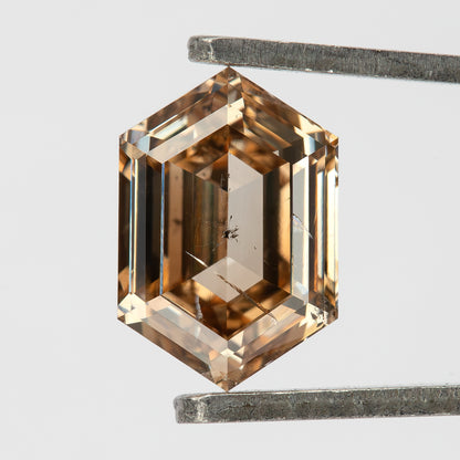 Upright face-up view held in tweezers. IGI-HEXA-5925-0110CT.