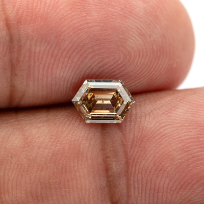 Close finger-scale face-up view. IGI-HEXA-5925-0110CT.