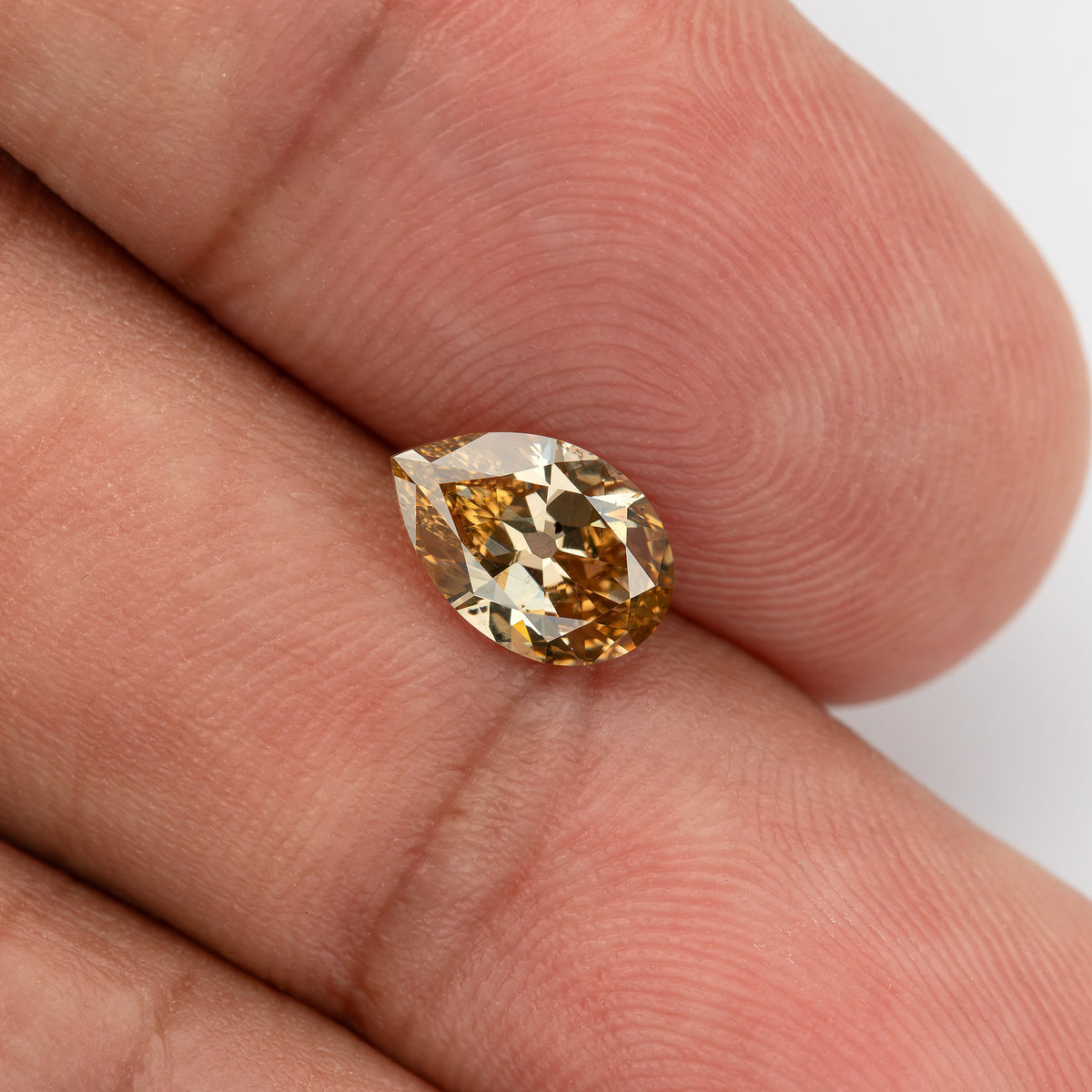 Angled face-up view on fingertips. IGI-PS-5923-0103CT.