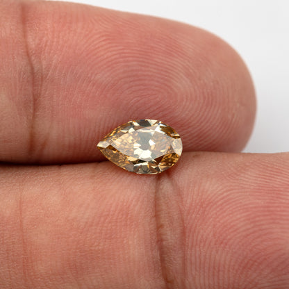 Direct face-up hand view with a broad table reflection. IGI-PS-5923-0103CT.